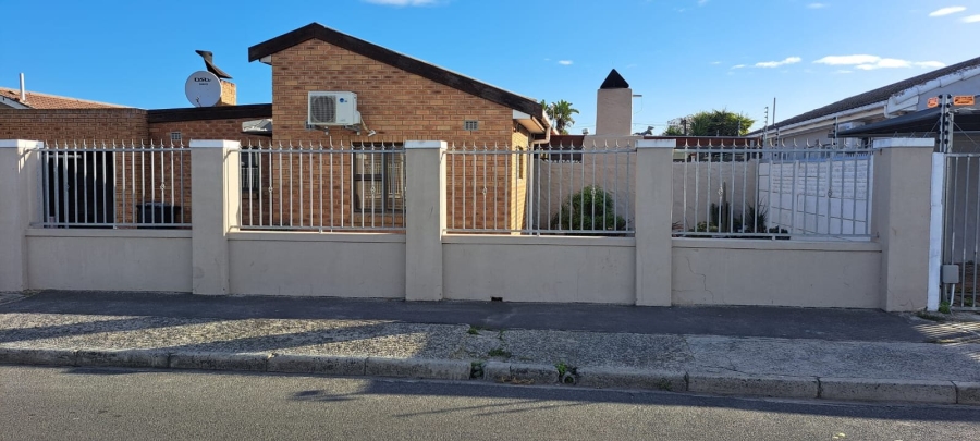 5 Bedroom Property for Sale in Parow Valley Western Cape